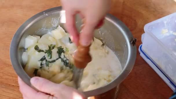 Machacar papas en una sartén en la cocina casera — Vídeo de stock