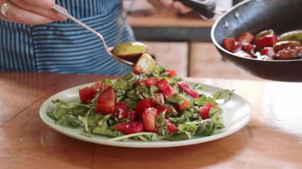 Close-up van vrouwelijke kok serveert exotische zoete salade met groenten en fruit — Stockvideo