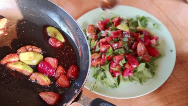 Close-up de cozinheiro feminino que serve salada doce exótica com legumes e frutas — Vídeo de Stock