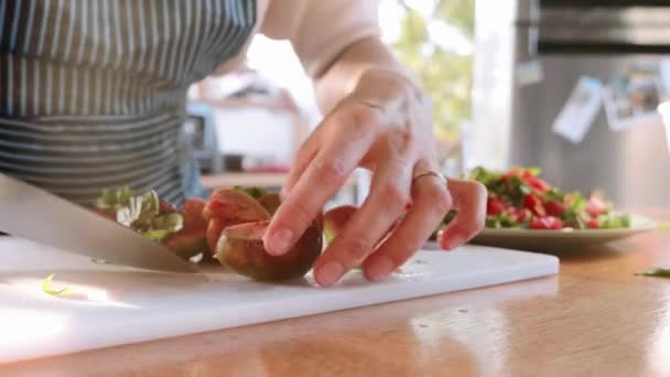 Vrouw maken salade met verse groenten en fruit — Stockvideo