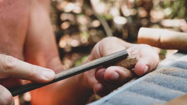 Erkek eller değil biler cork bir el işi flüt, yakın çekim yapmak için dosya tarafından