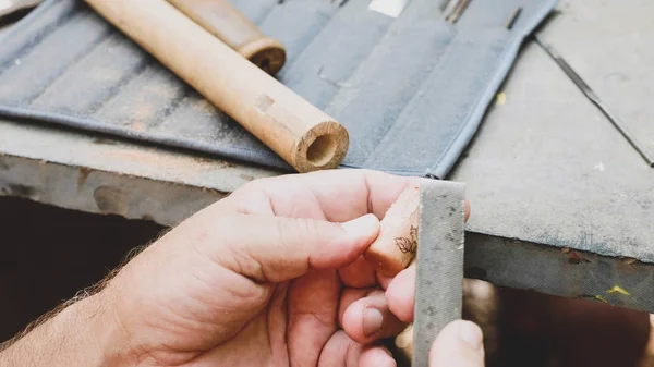 Male hands is grinds the cork by file to make a handiwork flute, close-up — Stock Photo, Image