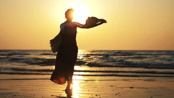 Silhouette de jeune fille avec des ailes dansant au coucher du soleil au ralenti — Video