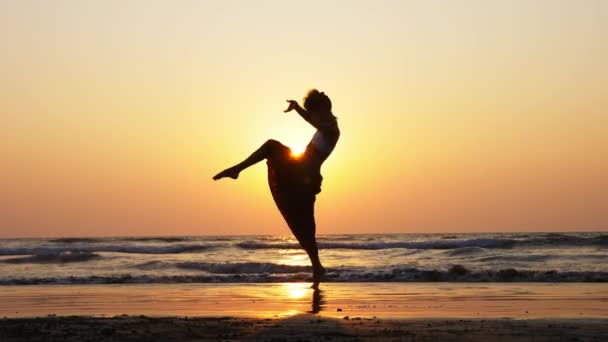 Silhouette di giovane ragazza che balla al tramonto al rallentatore — Video Stock