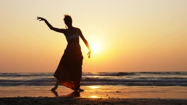 Silueta de niña bailando al atardecer en cámara lenta — Vídeo de stock