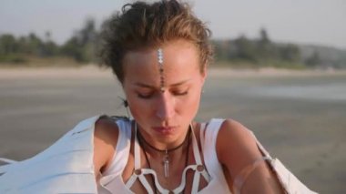 Gün batımında dans melek kanatları olan genç kız