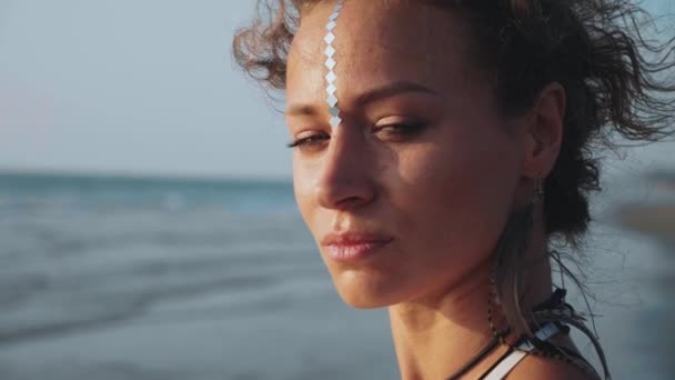 Portrét mladé krásné ženy při pohledu na moře a pak se otočil k fotoaparátu — Stock video