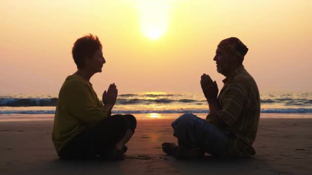 Silueta Cuplului Senior Stă Meditează Împreună Plaja Nisip Bărbat Femeie — Videoclip de stoc