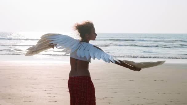 Chica Joven Con Alas Ángel Bailando Atardecer Danza Artista Femenina — Vídeos de Stock