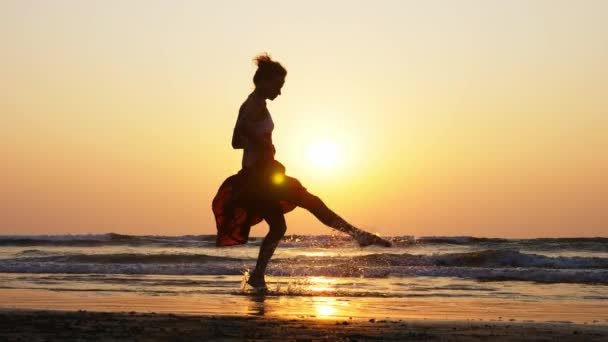 Silhouette di giovane ragazza che balla al tramonto al rallentatore — Video Stock