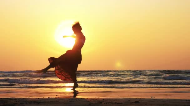 Silhouette di giovane ragazza che balla al tramonto al rallentatore — Video Stock