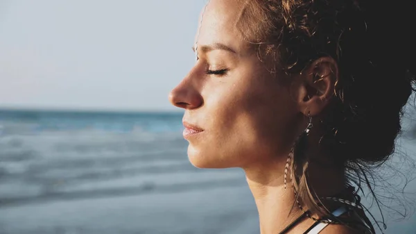 Perfil retrato de jovem bonita mulher de pé na praia — Fotografia de Stock