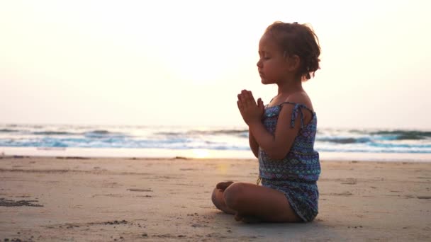 Aranyos kis gyermek lány dobolni homokos strandon. — Stock videók