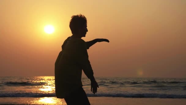 Silhueta Mulher Idosa Ativa Praticando Tai Chi Ginástica Praia Areia — Vídeo de Stock