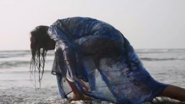 Genç jimnastikçi kadının Handspring kum plajındaki yapması