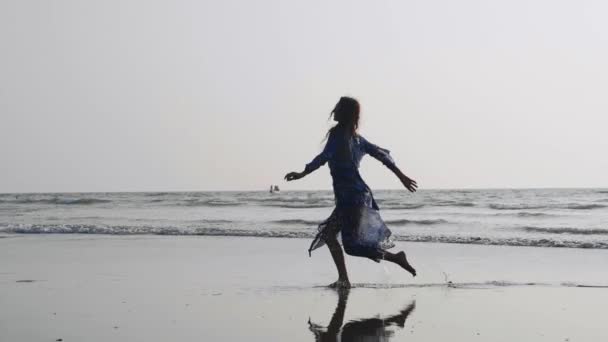 Силуэт молодой девушки, танцующей на закате в замедленной съемке — стоковое видео