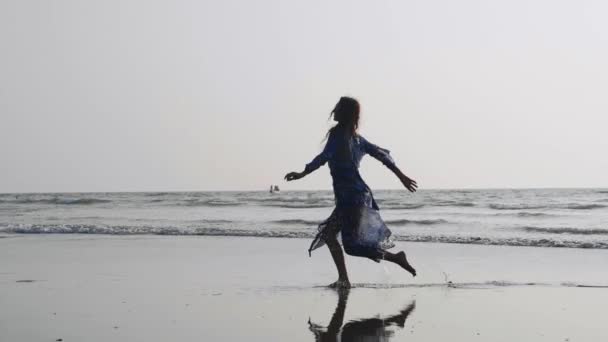 Silueta de niña bailando al atardecer en cámara lenta — Vídeos de Stock