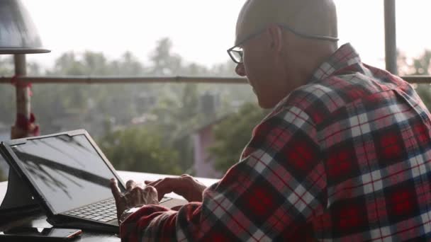 Stilig man att skriva på laptop utomhus — Stockvideo