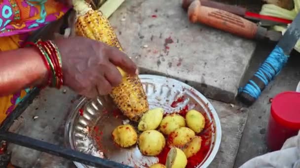 Prodavač je mnul pražené kukuřice klas s citronem a kořením. — Stock video