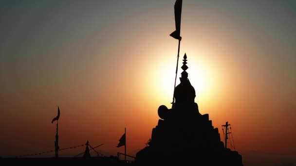 Telhado de silhueta de templo colocado no topo da montanha, contra o sol ao nascer do sol — Vídeo de Stock