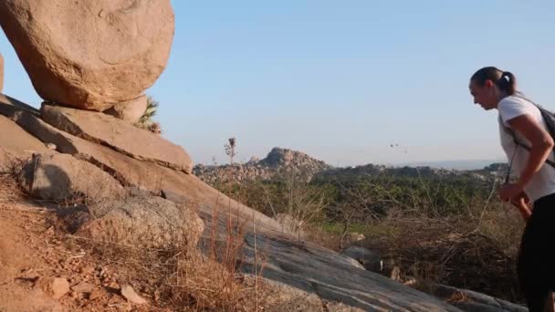 Jeune mère avec petite fille marchant sur le sentier Dans les montagnes — Video