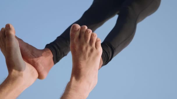 Ajuste pareja deportiva practicando acro yoga con pareja juntos en la playa de arena . — Vídeo de stock