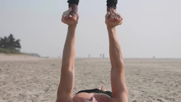 Ταιριάζει σπορ ζευγάρι εξάσκηση acro yoga με τον σύντροφό μαζί στην παραλία. — Αρχείο Βίντεο