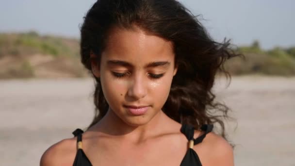 Retrato de adolescente hispana abriendo lentamente los ojos y mirando directamente — Vídeo de stock