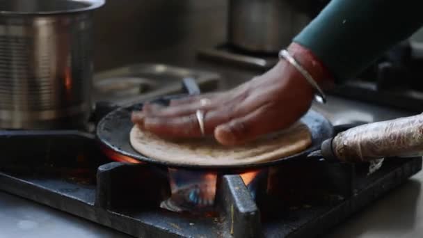 Kochen indisches Gericht ist aloo paratha in einer Pfanne. — Stockvideo