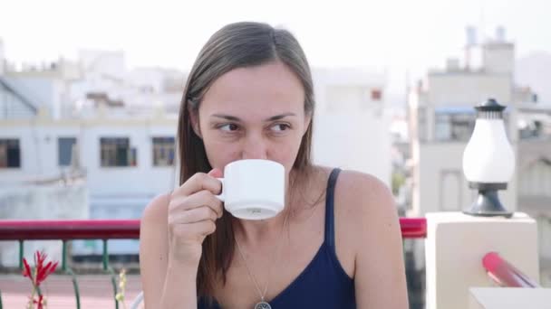 Retrato de la mujer desayunando en la cafetería en la terraza . — Vídeos de Stock