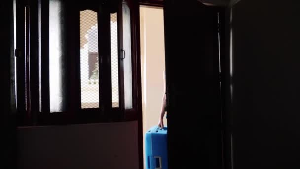 Enkel kvinna checka in i Hotell rummet öppnar dörren och övergår till rummet. — Stockvideo