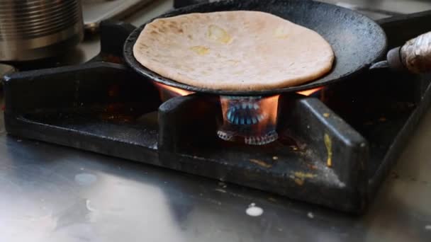 Preparação de aloo paratha indiano em uma frigideira no fogão a gás . — Vídeo de Stock