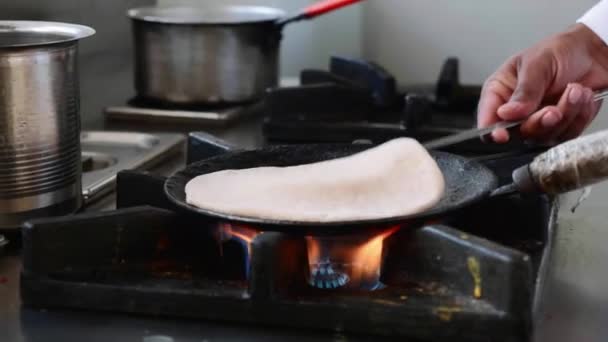 Preparazione di aloo paratha indiano in padella . — Video Stock
