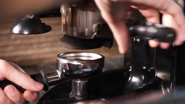 Barista está moliendo café con un molinillo de café de mano . — Vídeo de stock