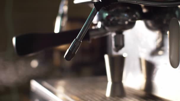Tubo de vapor em máquina de café expresso profissional com vapor quente . — Vídeo de Stock