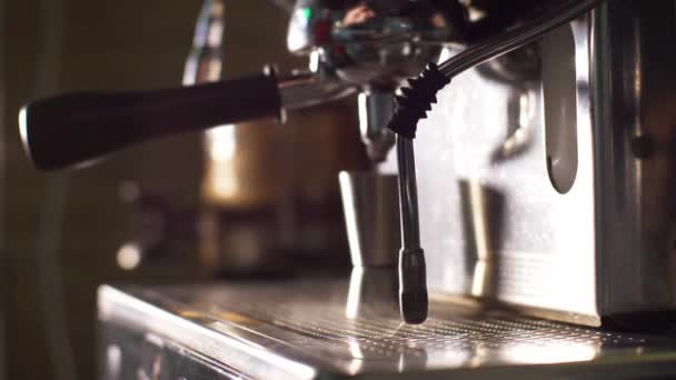 Kaffeemaschine mit Dampf aus der Pfeife. — Stockvideo