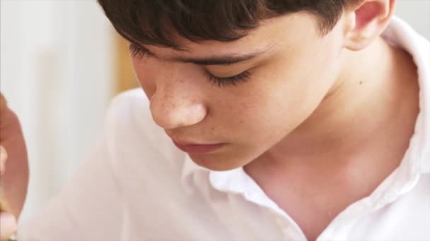 Adolescente chico está modelando juguete de arcilla en taller de arte utilizando herramienta profesional . — Vídeos de Stock