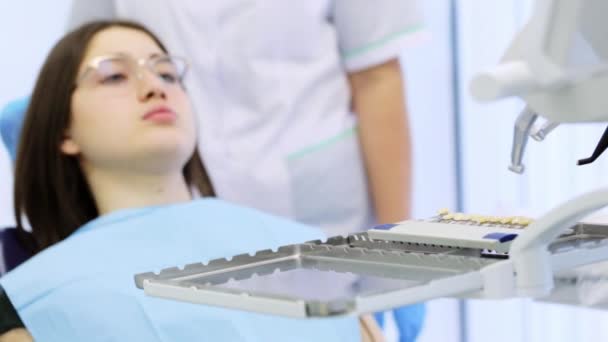 El dentista está preparando herramientas para llenar los dientes de los pacientes . — Vídeo de stock