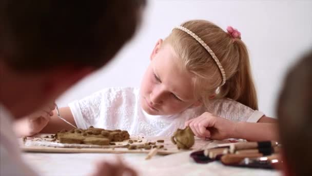 Retrato de niña está modelando juguetes de arcilla — Vídeo de stock