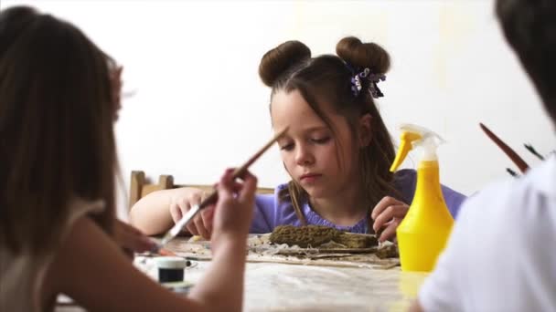 Portret Kid Girl jest modelowanie zabawek z gliny — Wideo stockowe