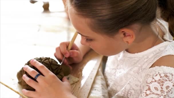 Portrét dětské dívky jsou modelovací hračky z hlíny — Stock video