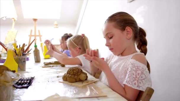 Konst lektion i workshop med barn att skulptera från lera på grundskola — Stockvideo