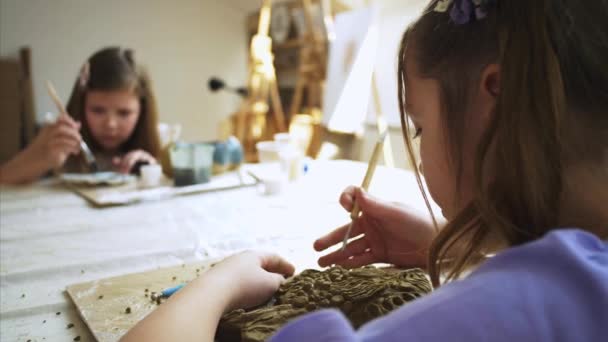 Kunst les in workshop met kinderen te sculpteren van klei op de lagere school — Stockvideo