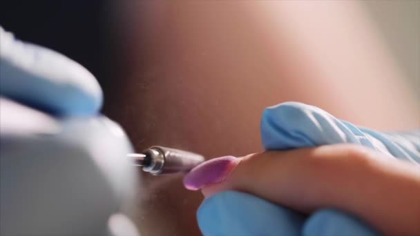 Hardware verwijderen van de oude schellak van de nagels in de salon door de meester. — Stockvideo