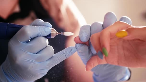 Manicurist Master nem hardver törli sellac gél köröm. — Stock videók