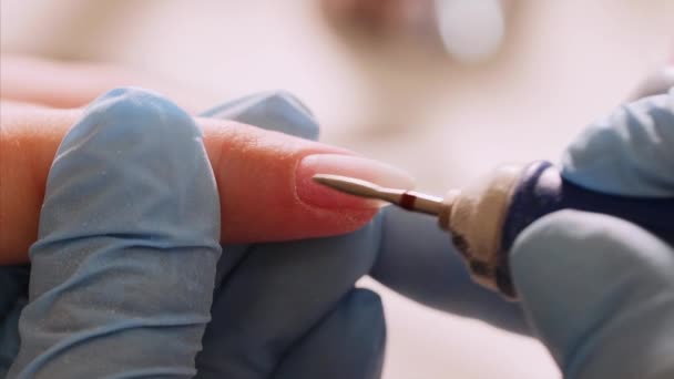 Manicura de hardware profesional usando máquina eléctrica en salón de belleza . — Vídeo de stock