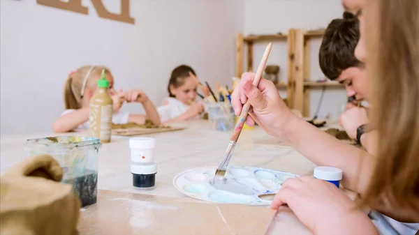 Art lesson in workshop with children are sculpting from clay — Stock Photo, Image