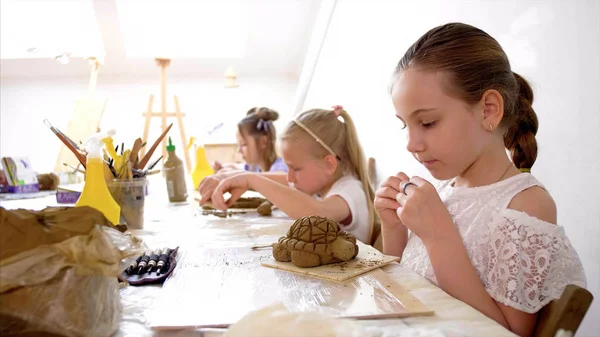 Les in de kunst workshop in de lagere school. Kinderen zijn modelleren speelgoed van Clay — Stockfoto