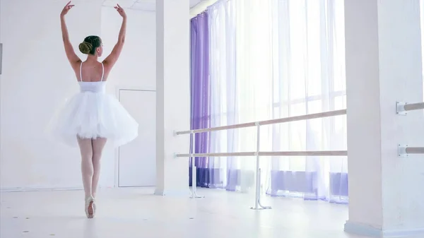Ballerina führt Balletttanz-Element im Ballettkurs auf. — Stockfoto