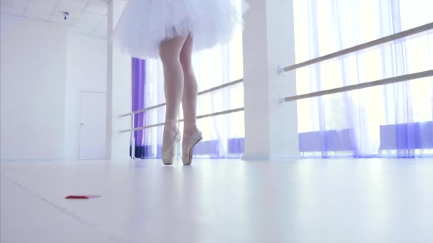 Балерина в белой пачке на пуантах танцует в балетном классе . — стоковое видео